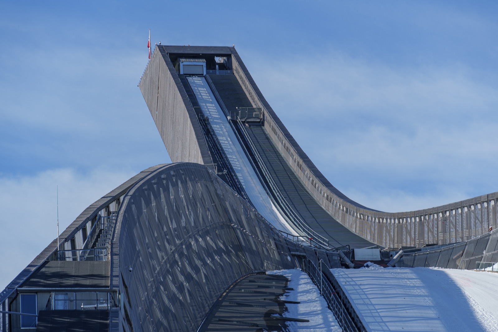Die Skisprungschanze Holmenkollen über Oslo