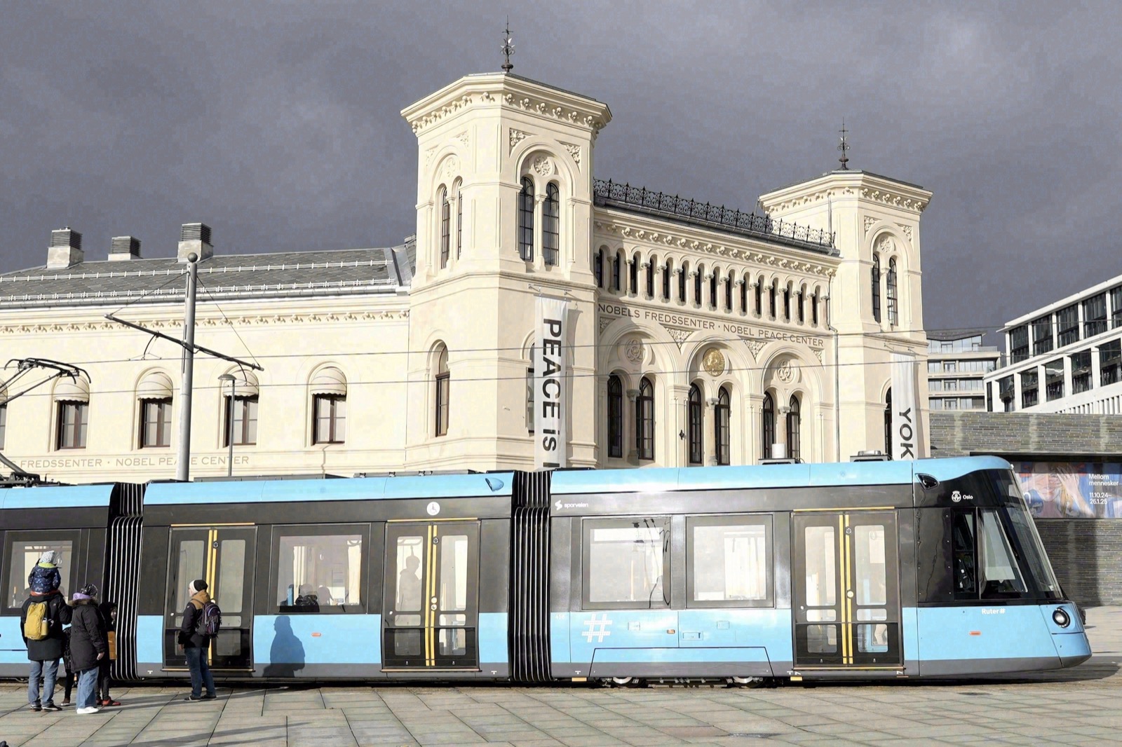 Osloer Straßenbahn vor dem Nobel-Friedenszentrum