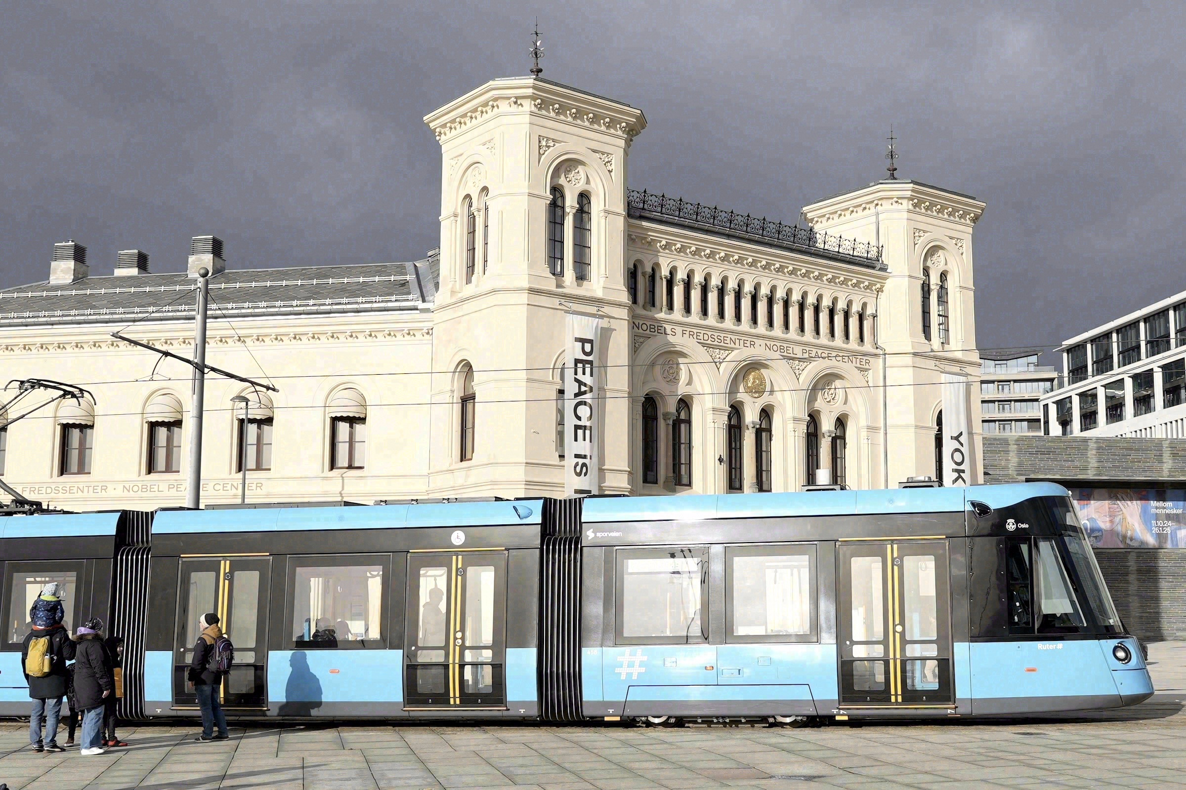 Straßenbahn vor dem Nobels Friedenszentrum in Oslo