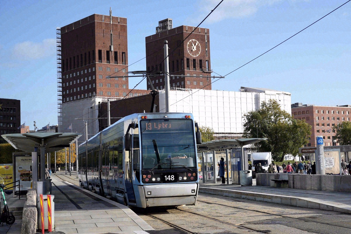 Moderne Osloer Straßenbahn der Linie 13 am Rathaus